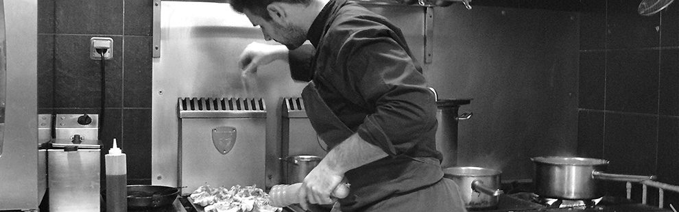 La brigade du Garage dans la cuisine ouverte sur la salle