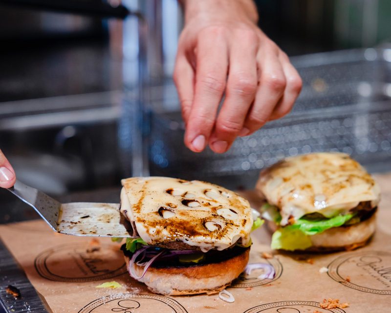 Dressage d'un burger gastronomique à la Maison Gaillard